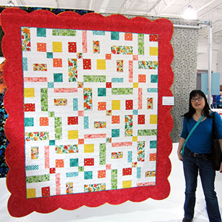 Tina Lai with her Bahama Mama quilt