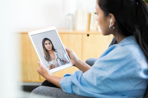 2 women talking via video call